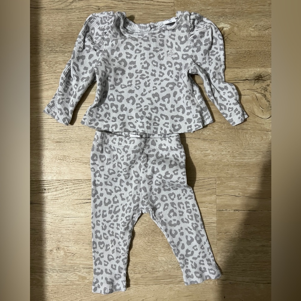 Baby Gap Cheetah set size 3-6 months